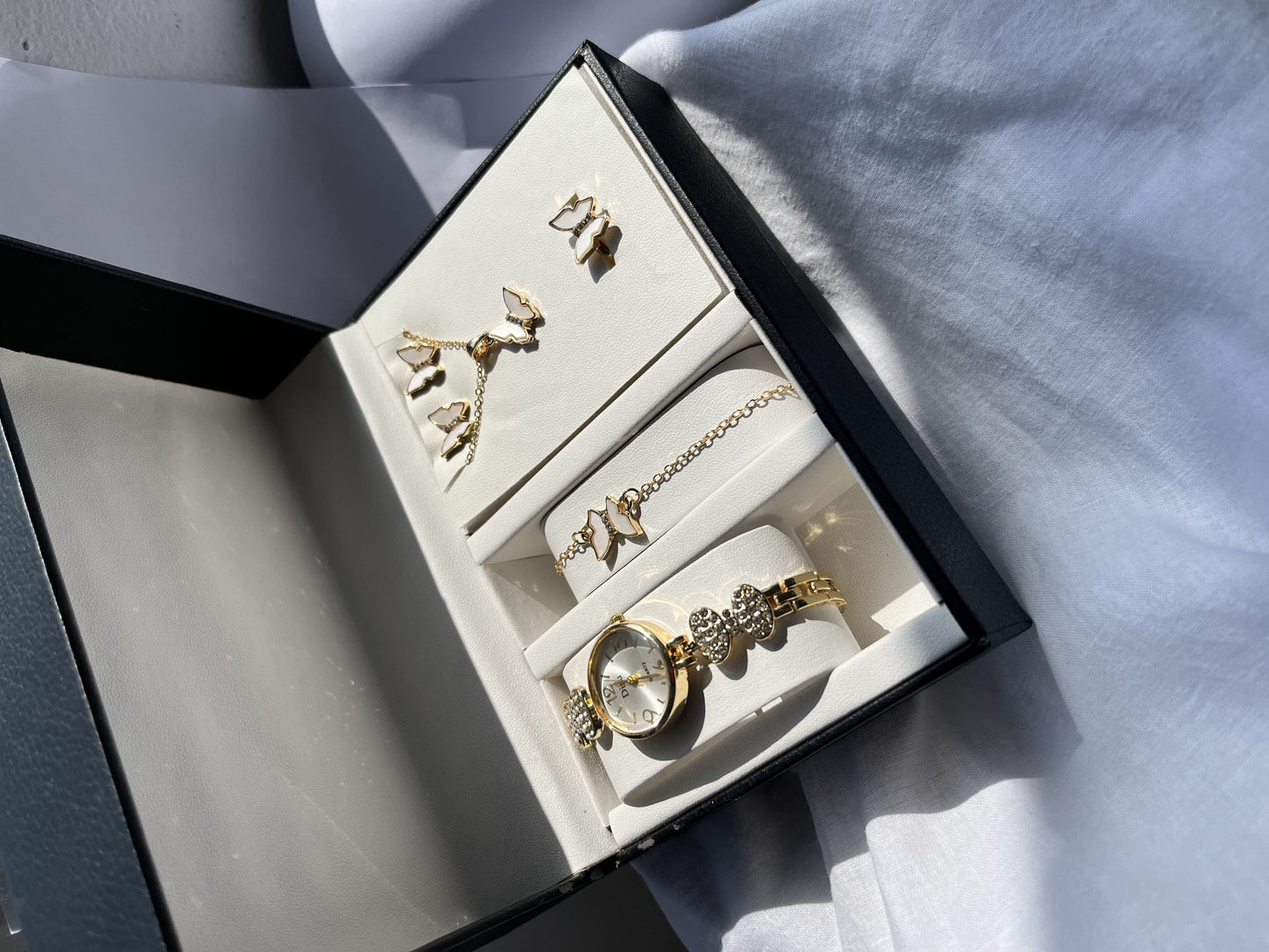 Set Elegancia Mariposa Dorada🦋 - Reloj, Collar y Aretes